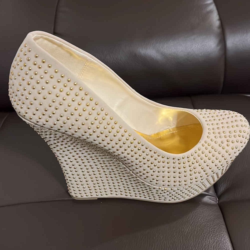 Wedge shoe. Gold gems